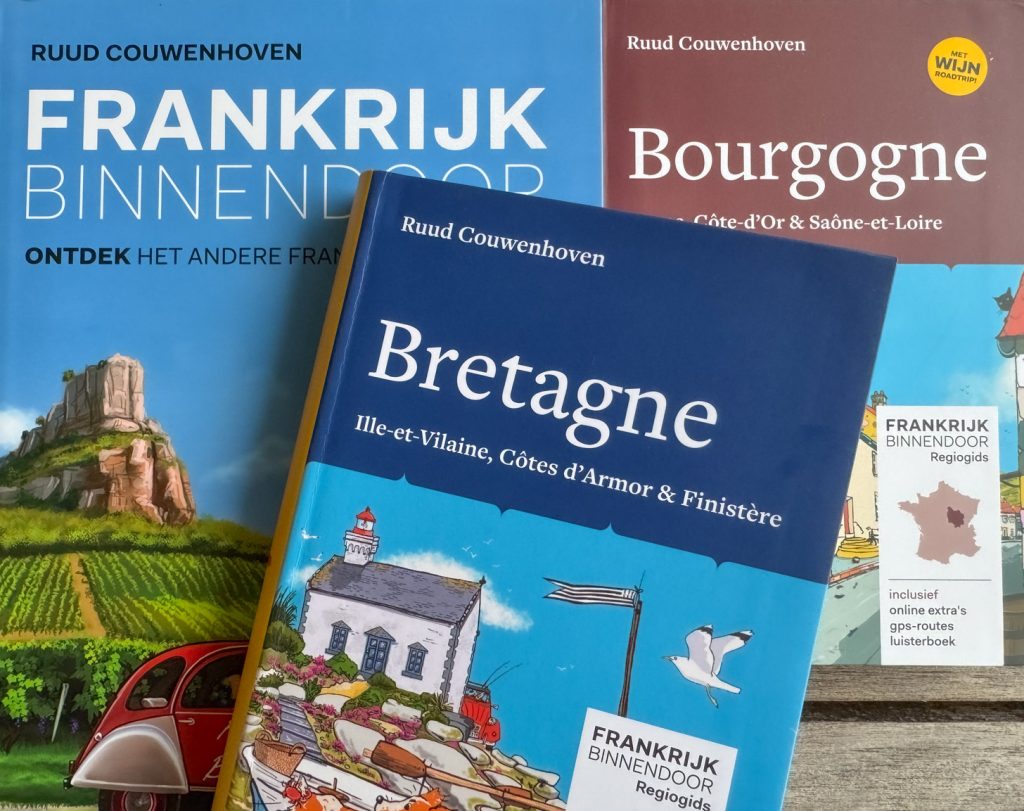 De Regiogids Bretagne is meer dan een standaard reisgids; het is een persoonlijke uitnodiging om Bretagne te verkennen door de ogen van een liefhebber